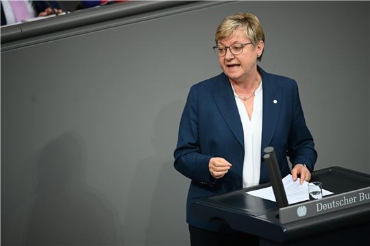 Frauke Heiligenstadt (SPD) spricht im Plenum des Bundestags.