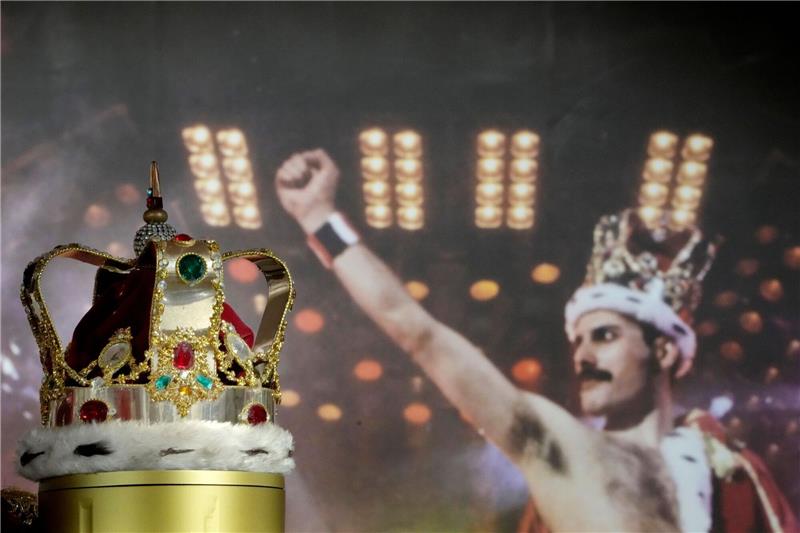 Freddie Mercurys Nachlass wird versteigert Freddie Mercurys charakteristische Krone, die er während der «Magic»-Tour trug, wird in den Auktionsräumen von Sotheby's ausgestellt.