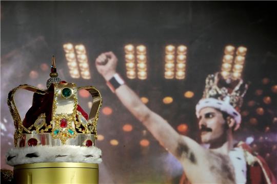 Freddie Mercurys charakteristische Krone, die er während der «Magic»-Tour trug, wird in den Auktionsräumen von Sotheby's ausgestellt.