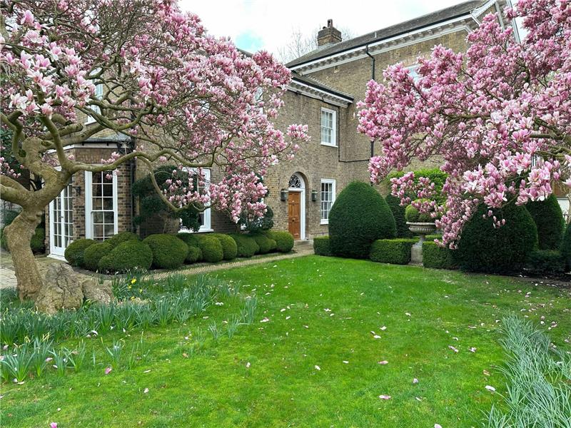 30 Millionen: Haus von Freddie Mercury steht zum Verkauf Freddie Mercurys langjährige Lebensgefährtin bietet «Garden Lodge» für mehr als 30 Millionen Pfund (35 Mio Euro) an.