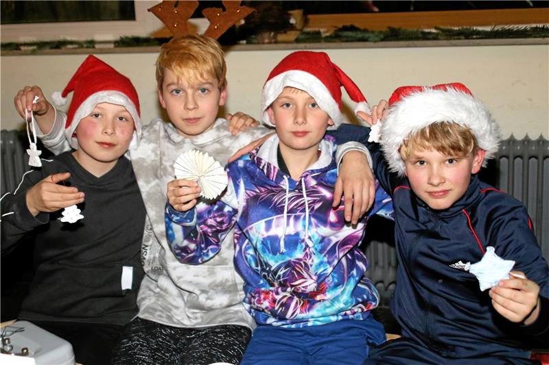 Kinder verkaufen Rentierköttel beim Adventsbasar im Oberharz Freddy, Marlon, Nick und Fabio aus der 5c präsentieren beim Weihnachtsbasar stolz ihre Basteleien. Fotos: Knoke