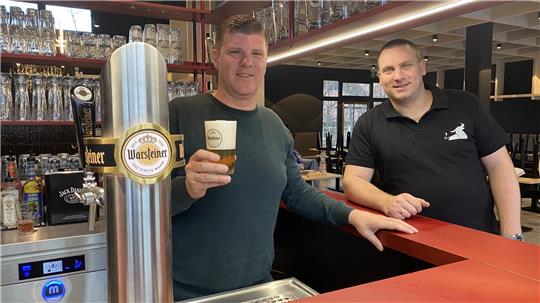 Frederick Schäfer (l.) und Petar Petric betreiben das neue „Rodizio“ in der ehemaligen Fahrzeughalle der Braunlager Feuerwehr.