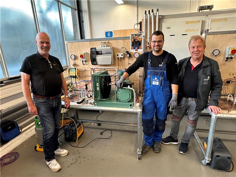 Bad Harzburger tritt bei Berufe-Europameisterschaft an Frederik Stiegen (Mitte) mit Bundesinnungsmeister Heribert Baumeister (li.) und Bundestrainer Karsten Beermann vor der Trainingsanlage in Duisburg. Foto: IKKE gGmbH