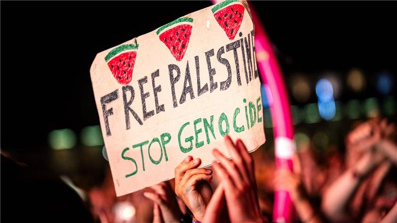 Macklemore wirft Israel bei Festival erneut Völkermord vor „Free Palestine - Stop Genocide“ steht auf einem Plakat bei dem Auftritt vom US-Rapper Macklemore. Es war eine von wenigen politischen Botschaften im Publikum.