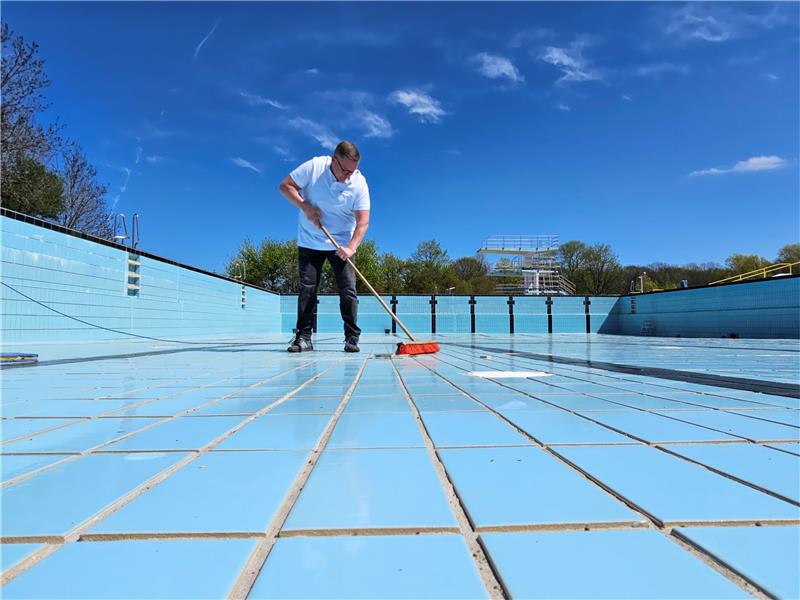 Freibad-Chef Sascha Feier sorgt für den letzten Schliff: Bald wir das große Freibad-Becken mit Wasser gefüllt. Foto: Sowa