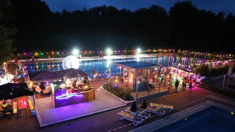 Partystimmung an den Beckenrändern zweier Nordharzer Freibäder Freibad bei Nacht: Wie stimmungsvoll die Beckenränder illuminiert sind, das zeigt der Blick vom Sprungturm.