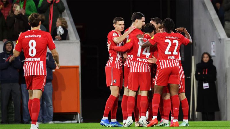 Freiburg bejubelt die 1:0-Führung. 