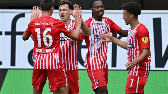 Freiburger Jubel in Paderborn. Maximilian Eggestein (2.v.l.) traf zum 1:0.