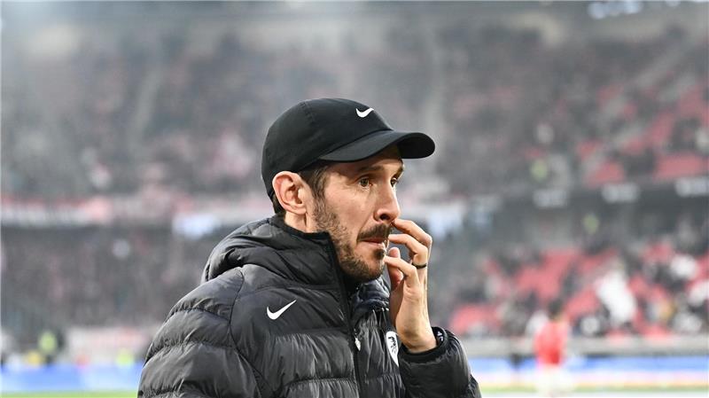 Freiburgs Coach Julian Schuster fragt sich, warum Gegner Werder Bremen den Trainer gewechselt hat. (Archivbild)