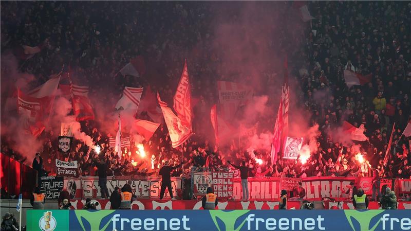 Freiburgs Fans zündeten viel Pyrotechnik.