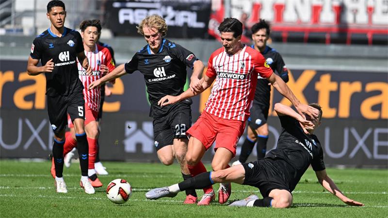 Fünfter Sieg: Freiburg verdirbt Paderborner Heimpremiere Freiburgs Stürmer Igor Matanovic (2.v.r.) wird von zwei Paderbornern bedrängt.