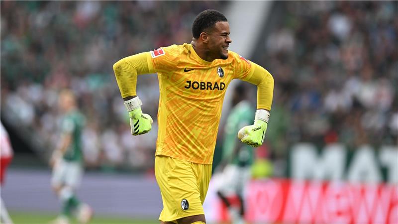 Elfer-Killer, aber kein Fußball-Gott: Atubolus irre Serie Freiburgs Torwart Noah Atubolu jubelt nach einem Bundesliga-Rekord.