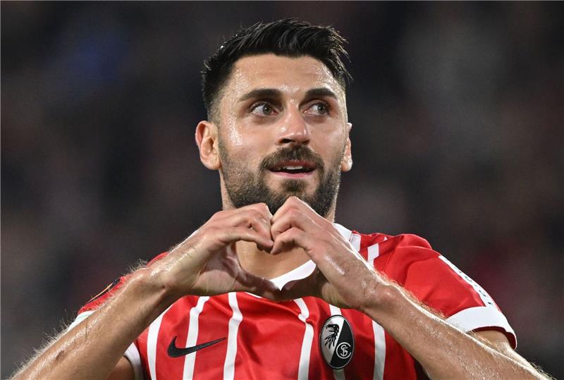 Mit Panenka gegen Pavlenka: Freiburgs Grifo löst Toni ab Freiburgs Vincenzo Grifo jubelt.