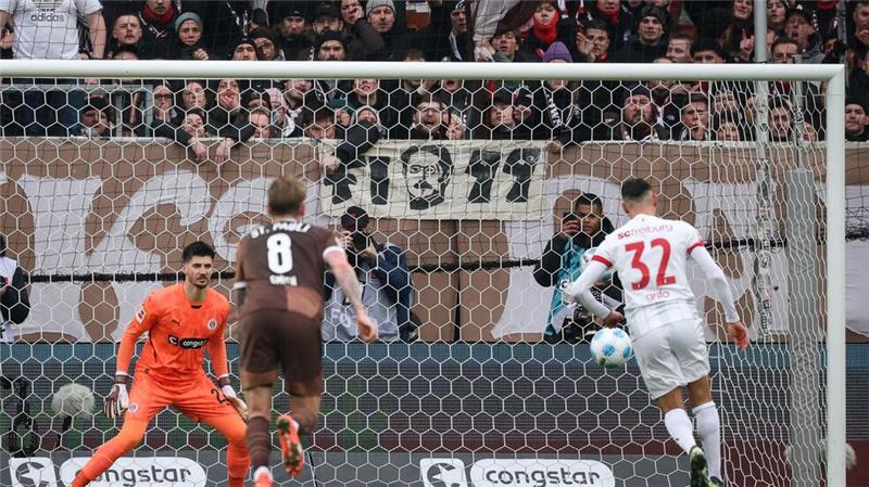 1:0 durch Eigentor: Freiburg siegt spät bei St. Pauli Freiburgs Vincenzo Grifo (r) scheitert vom Elfmeterpunkt.