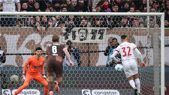 Freiburgs Vincenzo Grifo (r) scheitert vom Elfmeterpunkt.