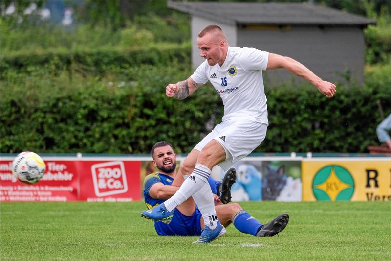 TSG Bad Harzburg gnadenlos: 10:0 gegen VfL Oker Freie Bahn für den Bad Harzburger Nico Martinato, der in dieser Szene zum 2:0 abschließt. Okers Irfan Tutic kann nicht mehr in das Geschehen eingreifen. Foto: Drechsler