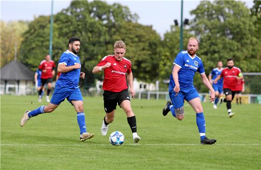 Freie Bahn für den Seesener Lennart Knorre, der sich gegen die Bad Harzburger Samet Celik und Timo Tost durchsetzt und das 1:0 für die Gäste markiert. Am Ende aber gewinnt die TSG-Zweite mit 3:2. Foto: Neuendorf