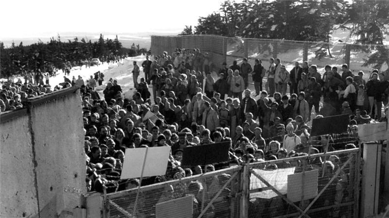 DDR-Soldaten verkaufen Erbsensuppe: Zeitgenossen gesucht "Freie Bürger, freier Brocken", riefen die Menschen, die am 3. Dezember 1989 auf den Gipfel liefen und die Grenztruppen dazu brachten, auch auf dem Brocken die Mauer zu öffnen.