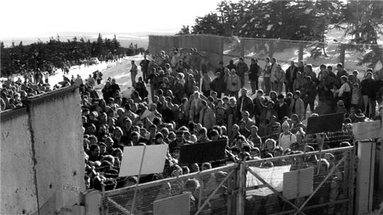 "Freie Bürger, freier Brocken", riefen die Menschen, die am 3. Dezember 1989 auf den Gipfel liefen und die Grenztruppen dazu brachten, auch auf dem Brocken die Mauer zu öffnen.