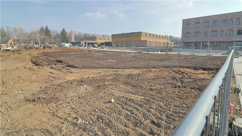 Freie Fläche vor den Sporthallen und der neuen Goldenen Aue: Sie gilt nach Aussage der Kreisverwaltung als „grundsätzlich mängelfrei“.