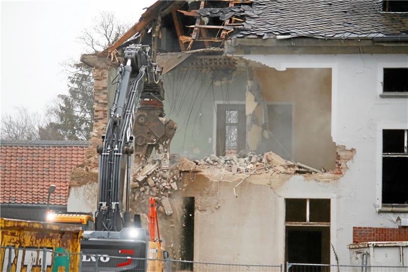 Pfalzquartier: Abrissbagger legt am Stabsgebäude los Freier Blick hinein ins Obergeschoss: Der Bagger nimmt sich das Dach und die Hausecke des früheren Stabsgebäudes vor, das aus den 1930er Jahren stammt. Foto: Epping