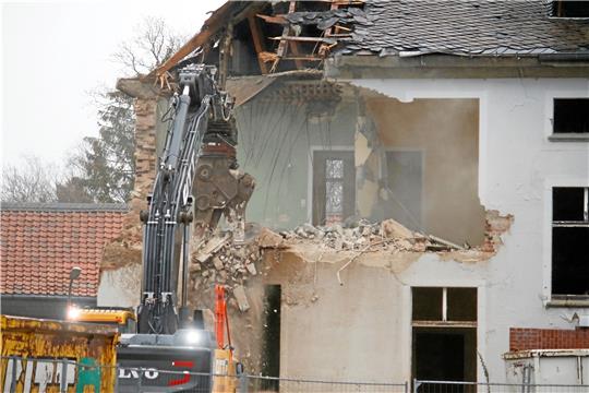 Freier Blick hinein ins Obergeschoss: Der Bagger nimmt sich das Dach und die Hausecke des früheren Stabsgebäudes vor, das aus den 1930er Jahren stammt. Foto: Epping