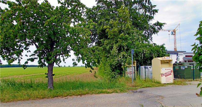 Freies Feld am Wiesenweg: Direkt neben der Feuerwache soll die neue Hahndorfer Kindertagesstätte gebaut werden. Im Hintergrund rechts ist ein Kran zu sehen, der an der neuen Mehrzweckhalle arbeitet. Foto: Epping
