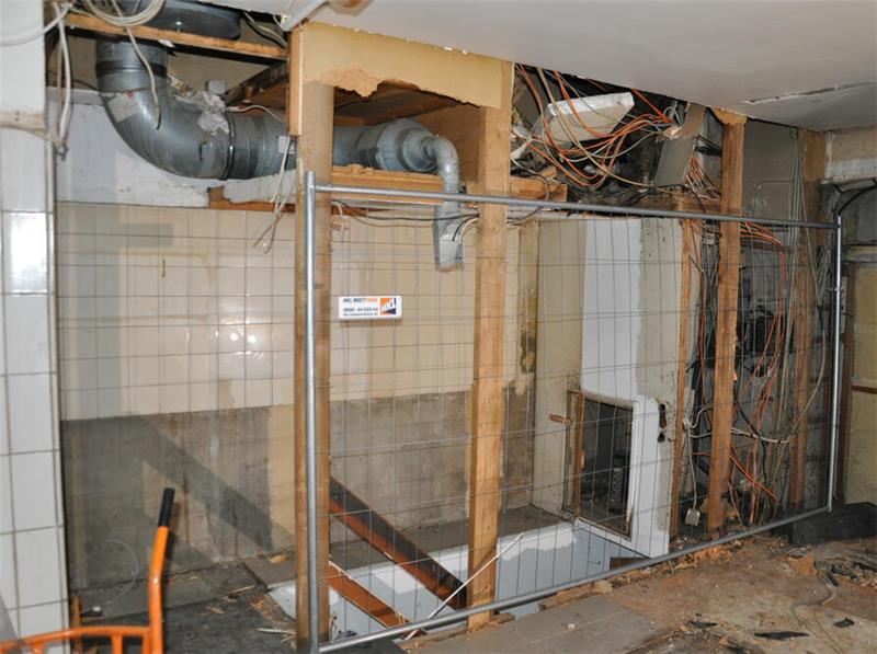 Zwei Goslarer Hotels mit Geschichte – und klaren Zukunftsplänen Baustelle mit freigelegten Rohren und Kabeln, Holzbalken und einem Gitterzaun vor einer Treppe in einem Kellerraum.