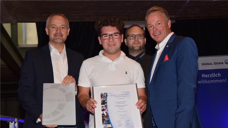 Freispruch: Riesenapplaus für junge Handwerker in Goslar Freisprechung Kfz- Innung Salzgitter: Finn Bernd Fricke erhält seinen Gesellenbrief, René Hoffmann (l.), den silbernen Meisterbrief (25 Jahre).