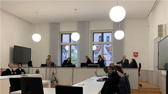 Freispruch: So lautet das Urteil der 1. Strafkammer am Landgericht Braunschweig. Die Eltern aus Goslar, die rechts am Tisch mit ihren Verteidigern sitzen, waren ein Jahr zuvor von einer anderen Kammer schuldig gesprochen worden.
