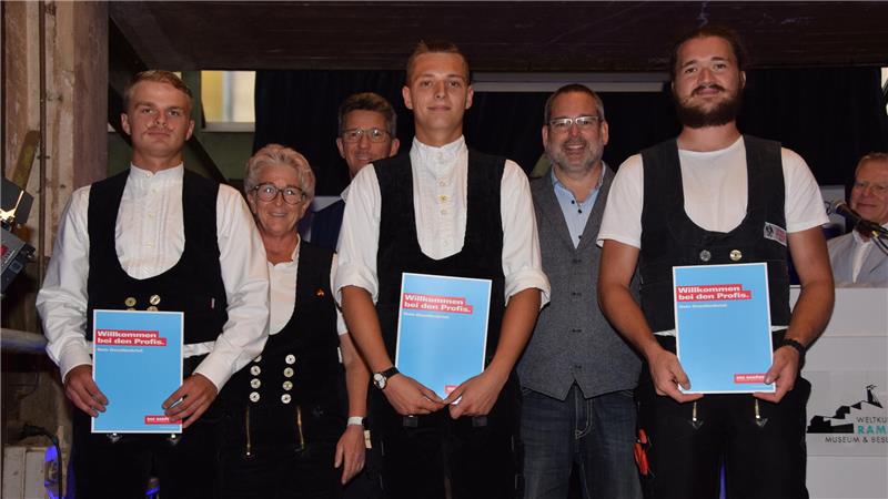 Freispruch: Riesenapplaus für junge Handwerker in Goslar „Freispruch“ bei der Dachdecker-Innung Goslar gibt es für Jacques-Enzo Lessing, Ben Luca Quaiser und Jonas Ruppe.