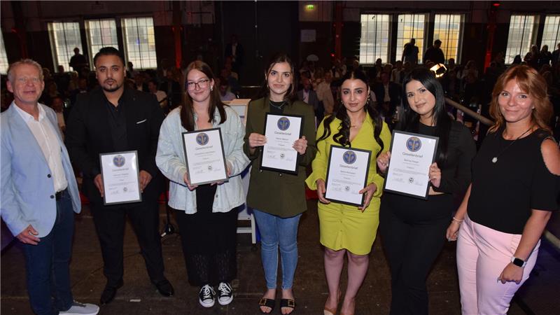 Freispruch: Riesenapplaus für junge Handwerker in Goslar „Freispruch“ bei der Friseur-Innung: Othmann Shawish, Samantha Luisa Kätzel, Manar Salman, Salma Ramadan und Belinay Kargin (Mitte v.l.) halten stolz ihre Gesellenbriefe.