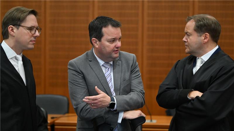 Freispruch vor dem Landgericht für den ehemaligen DFB-Schatzmeister Stephan Osnabrügge (M). (Archivbild)