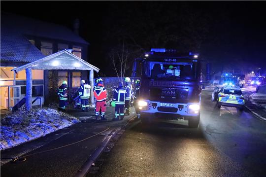 Freitagabend sind rund 60 Kräfte von Feuerwehr, Polizei und Rettungsdienst in der Berliner Straße im Einsatz. Fotos: Neuendorf