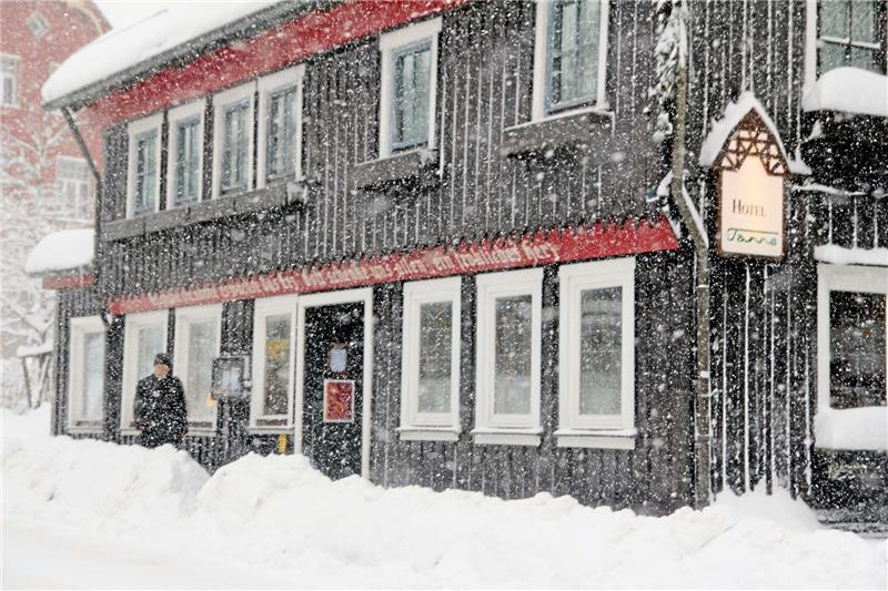 Freitagmorgen präsentierte sich das Stammhaus des Hotels Zur Tanne, in dem auch das Restaurant untergebracht ist, im dichten Schneefall.  Foto: Eggers