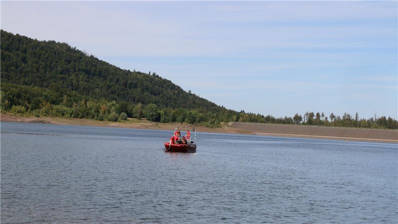 Freitagnachmittag: Die Suchenden tasten sich auf der Innerstetalsperre bis zur Staumauer vor.