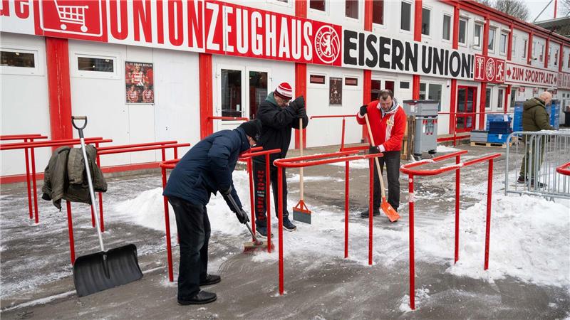 Freiwillige Fans des 1. FC Union befreien Wege und Parkplätze am und im Stadion An der Alten Försterei von Schnee.