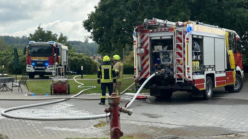 Geplatzter Heizkessel löst Feueralarm aus Freiwillige Feuerwehr Othfresen beim Aufbauen eines Löschangriffs.