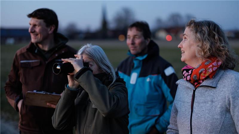 Freiwillige Helfer begleiten Umweltwissenschaftler Marcel Holy bei der Rebhuhn-Zählung. Sie sammeln dabei Erfahrungen, den Revierruf des Hahnes zu erkennen. Ein Nachtsichtgerät ist bei dieser Runde ein weiteres Hilfsmittel neben dem Lautsprecher.
