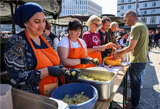 Freiwillige Helfer bereiten bei der Aktion "Offenes Essen für alle" der Bremer Suppenengel.