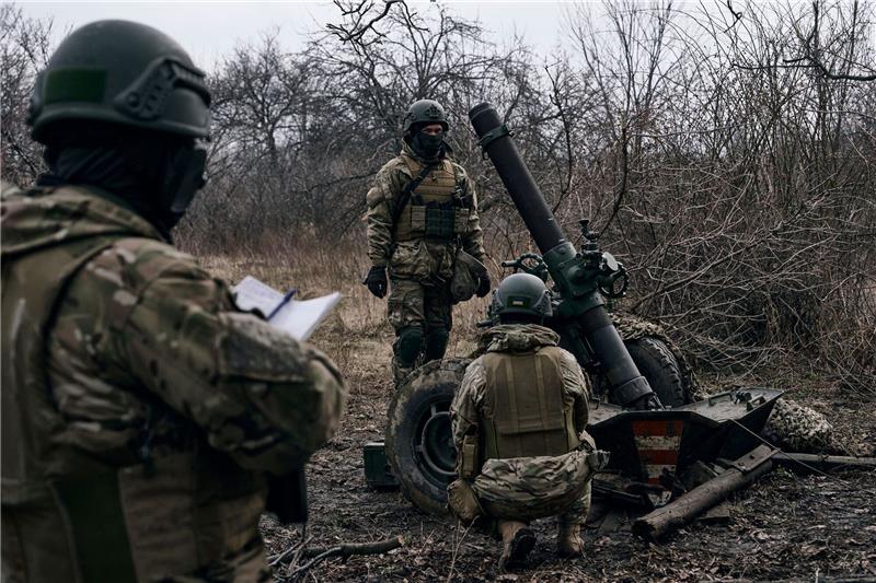 Kommandeur: Situation in Bachmut bleibt schwierig Freiwillige Soldaten bereiten sich auf das Feuer auf russische Stellungen vor.