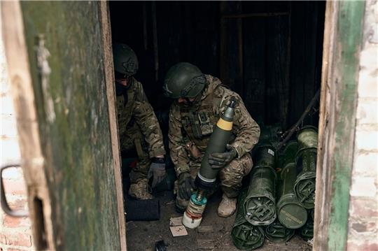 Freiwillige Soldaten bereiten sich auf das Feuer auf russische Stellungen vor.