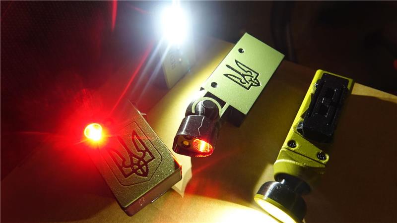 Freiwillige aus Deutschland haben Taschenlampen für ukrainische Einsatzkräfte entwickelt.