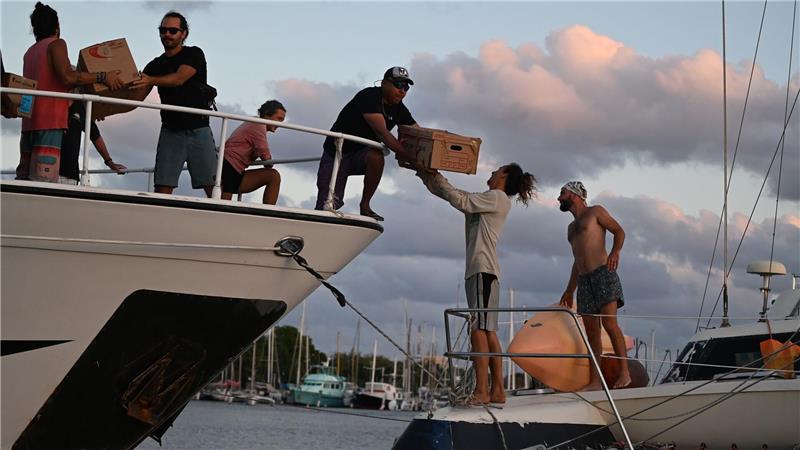 Freiwillige aus Frankreich, Deutschland und Italien wollen Hilfslieferung nach Kuba bringen und  bereiten Boote für die Abfahrt von Isla Mujeres nach Havanna vor. 
