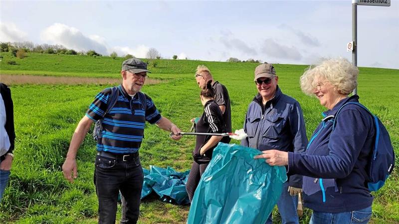 Freiwillige sammeln 2024 den Müll aus Wäldern und Feldern und finden Toilettenschüsseln, jede Menge Autoreifen und achtlos Weggeworfenes, das viele blaue Müllsäcke füllt.