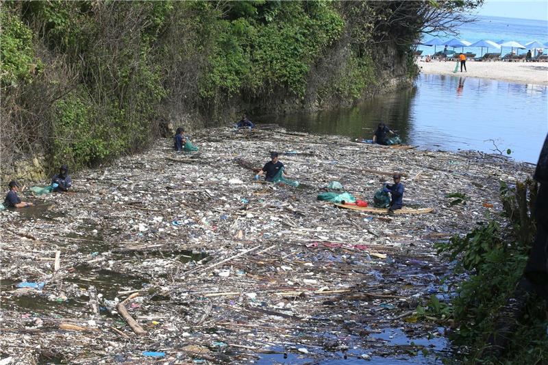 Müll-Flut überrollt Bali Freiwillige sammeln in Pecatu auf Bali Müll aus einem Fluss. Die Abfall-Flut, die viele Strände und Flussufer seit Tagen überrollt, ist erschreckend.
