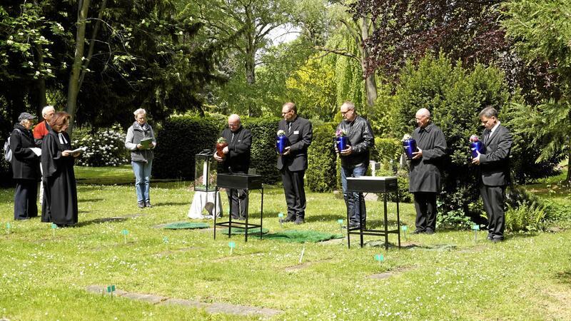 Nächste Beisetzung für Menschen ohne Angehörige am 25. Juli Fremd und doch verbunden: Mitglieder der Tobiasgemeinschaft geben einsam Verstorbenen ein letztes Geleit.