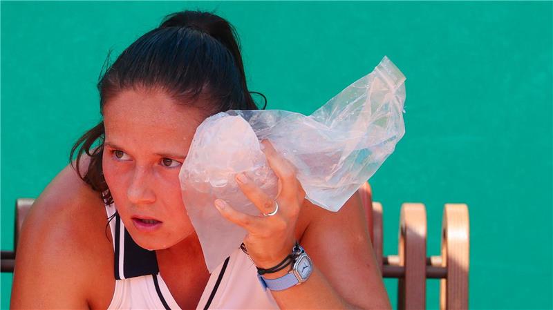 French Open in Paris: Kasatkina kühlt sich im Frauen-Einzel gegen Sonmez mit einem Eisbeutel