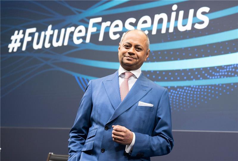 Fresenius-Vorstandsvorsitzender (CEO) Michael Sen setzt dem Gesundheitskonzern höhere Sparziele.