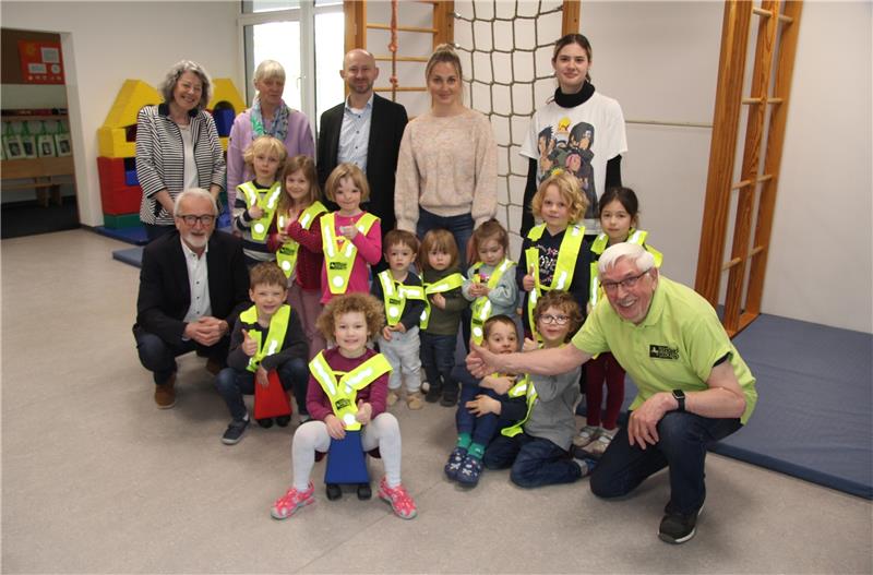 Mehr Sicherheit: Warnwesten für Kindergärten im Landkreis Goslar Freude: In der Campus-Kita Frankenberg werden zahlreiche Warnwesten an die Kinder verteilt. Foto: Hohaus